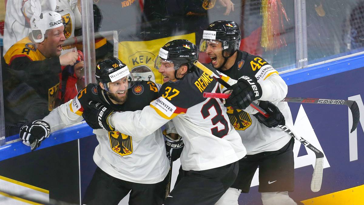 FELIX SCHÜTZ (l.): Schütz gehörte in den vergangenen Jahren zum absoluten Stammpersonal in der Nationalmannschaft. Aktuell spielt er in Rögle/Schweden. Bis zum Spiel gegen Lettland konnte sich Schütz jedoch kaum in Szene setzen, doch als Deutschland auszuscheiden drohte, erzielte er das 3:3 und schoss das DEB-Team damit in die Verlängerung. Vor dem Spiel hatte er seinen Schläger in den Mülleimer in der Kabine gedonnert - ein Ritual , das er sich bei einem amerikanischen Teamkollegen abgeschaut hatte, und das den Knoten bei Schütz platzen ließ