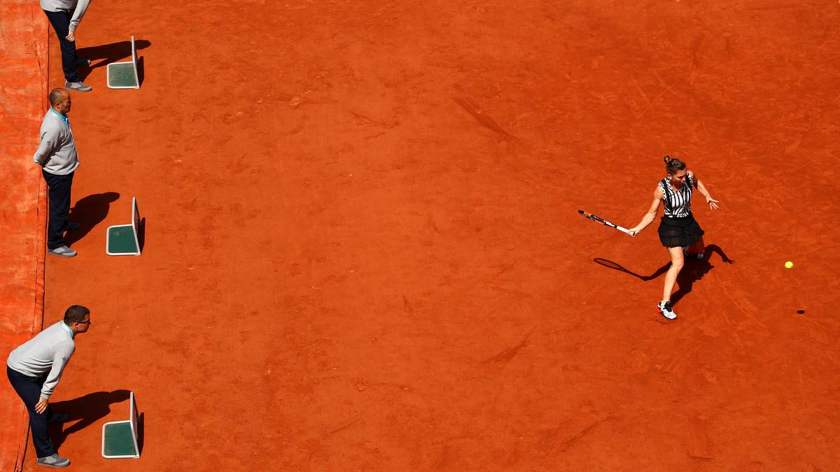 Alles eine Sache der Perspektive: Simona Halep vor den Linienrichtern