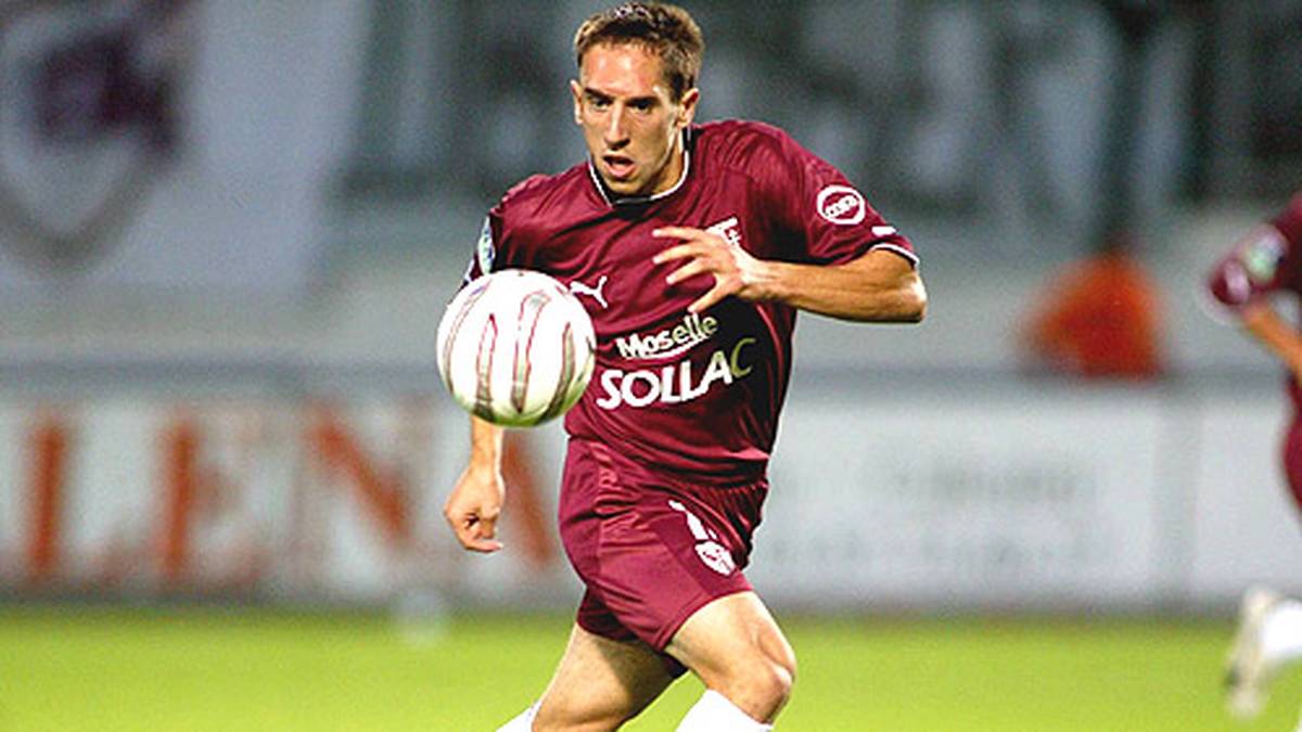 In Metz legte Ribéry einen steilen Aufstieg hin, wurde Dreh- und Angelpunkt seines Teams, gab die meisten Torvorlagen, verdiente sich auch die Berufung ins U21-Nationalteam Frankreichs. Der FC Metz wurde da schnell zu klein für das große Talent, schon nach einem halben Jahr zog er weiter