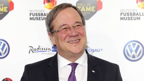 NRW-Ministerpräsident Armin Laschet nährt die Hoffnung auf eine baldige Wiederaufnahme des Spielbetriebs