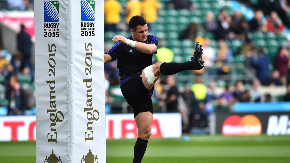 Neuseelands Dan Carter wärmt sich vor dem Spiel auf. Der Verbindungshalb hatte den Titel seiner Mannschaft vor vier Jahren verpasst, 2015 will er mit den All Blacks Geschichte schreiben