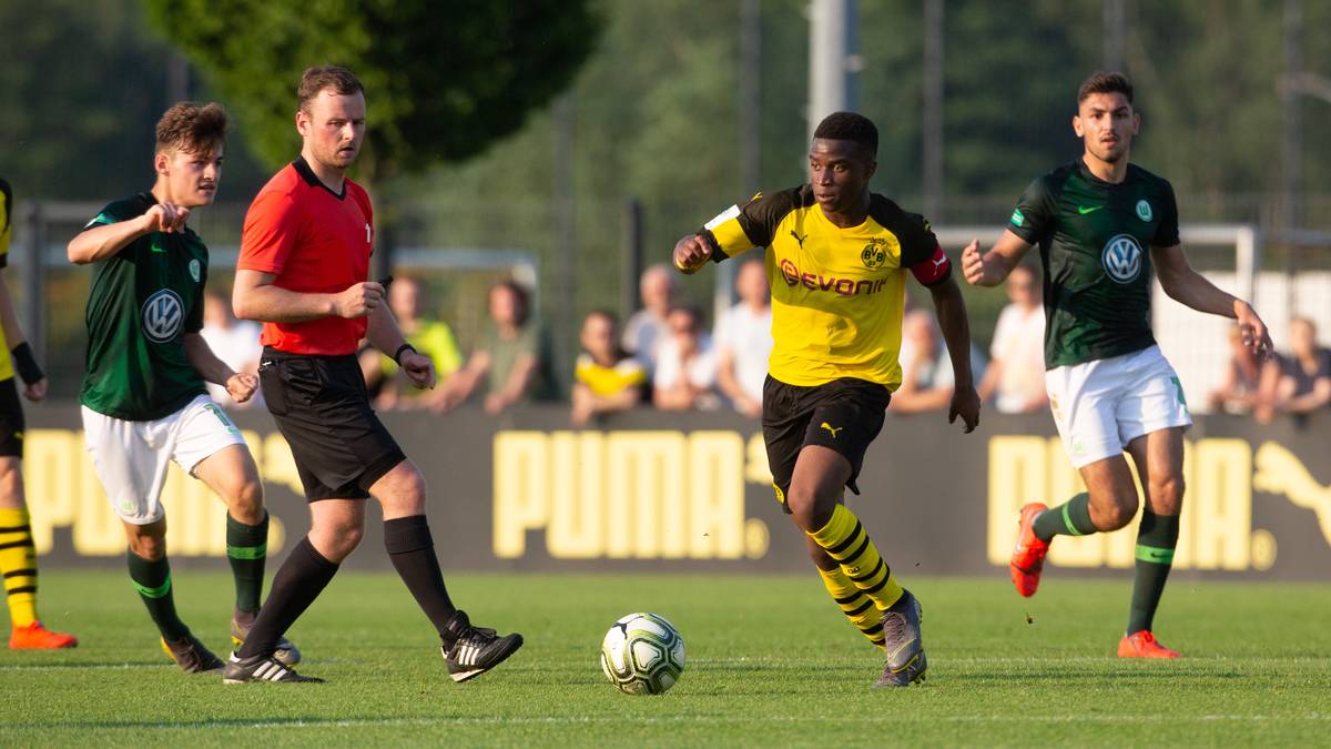 Gleich bei seinem U19-Debüt im August markiert Moukoko beim 9:2-Sieg in Wuppertal einen Sechserpack (!), dabei gelingt dem Angreifer ein Hattrick binnen 17 Minuten! Das Ausnahmetalent, das seit gut drei Jahren beim BVB unter Vertrag steht, hatte in der vergangenen Saison in der U17 in 28 Spielen 50 Tore erzielt und neun Treffer vorbereitet
