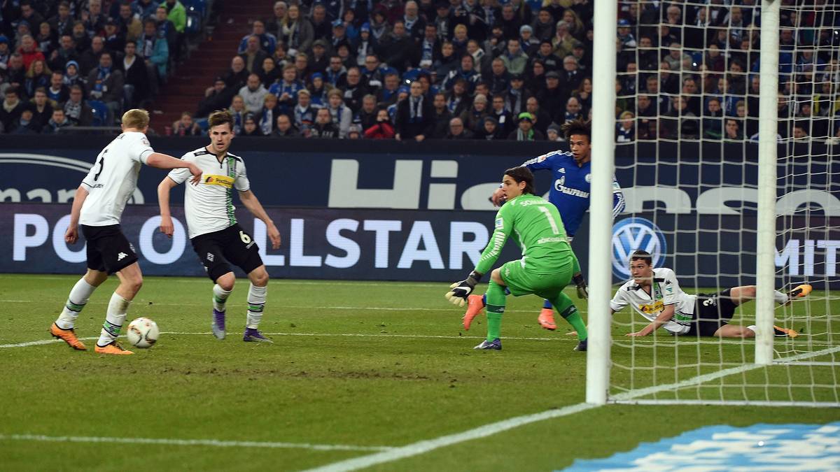 Doch von seinem Fuß springt der Ball zu Havard Nordtveit