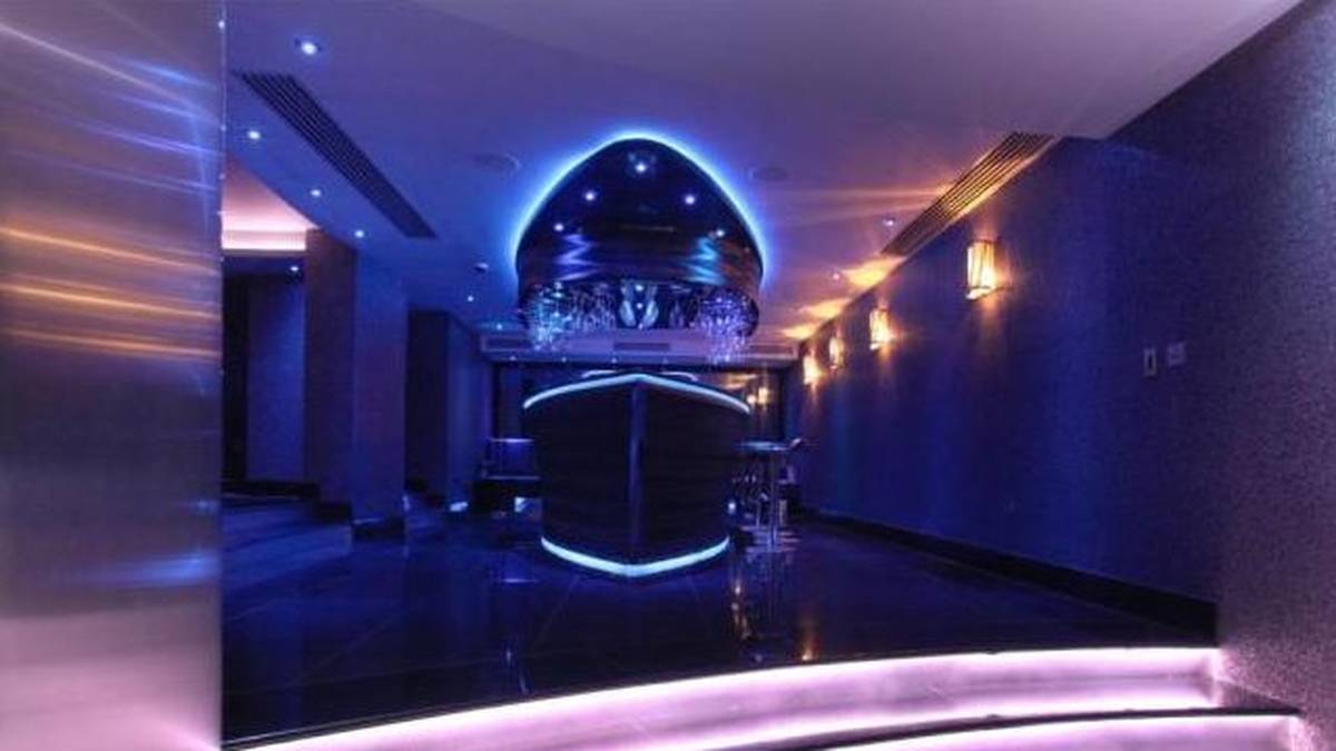 …einer schicken Bar