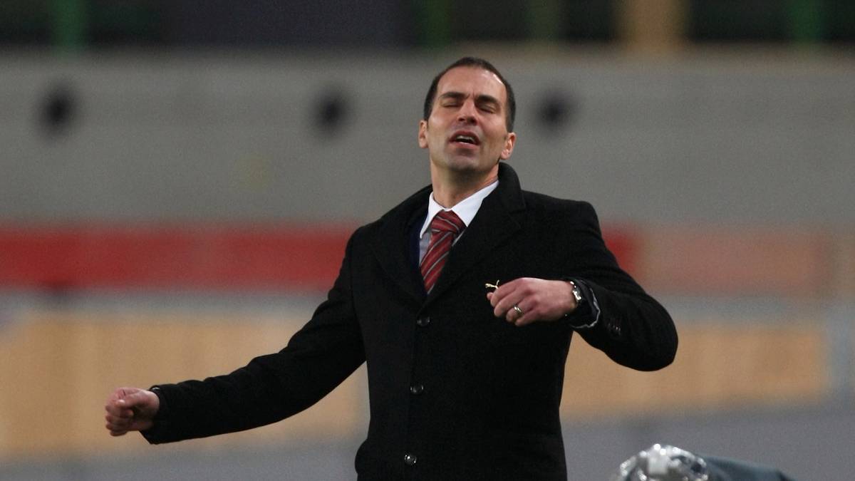 Als Champions-League-Teilnehmer fiel der VfB Stuttgart in der Hinrunde 2009/10 tief, ging als Tabellen-15. in den Winter - was Trainer Markus Babbel den Job kostete