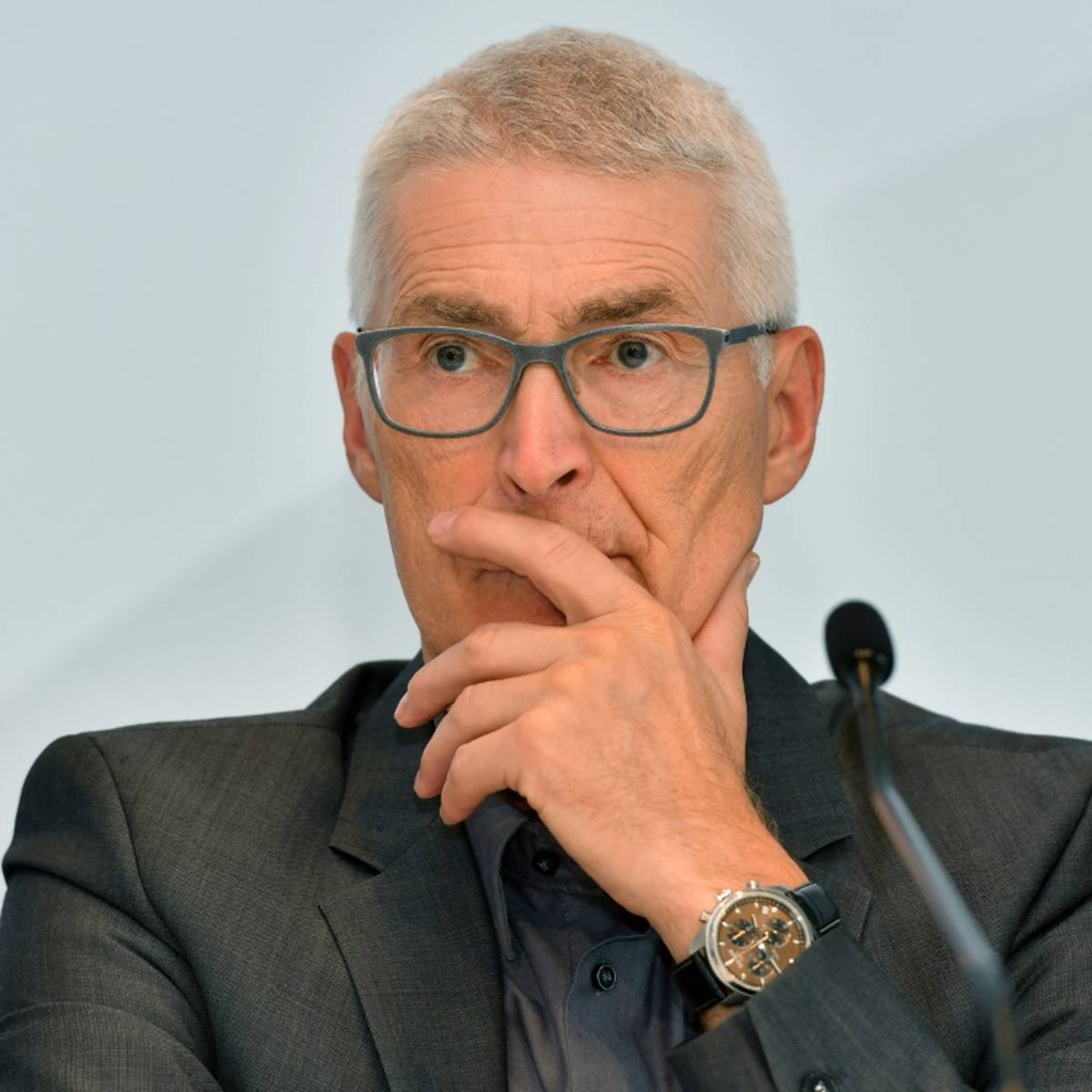 Die Schiedsrichter stehen in der laufenden Bundesliga-Saison in der Kritik. Nun gesteht auch ihr Boss Lutz Michael Fröhlich Fehler.