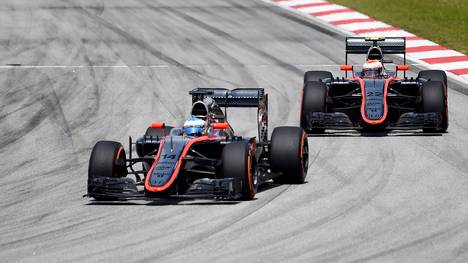 Fernando Alonso (l.) und Jenson Button (r.)  müssen im Rennen eine Aufholjagd starten