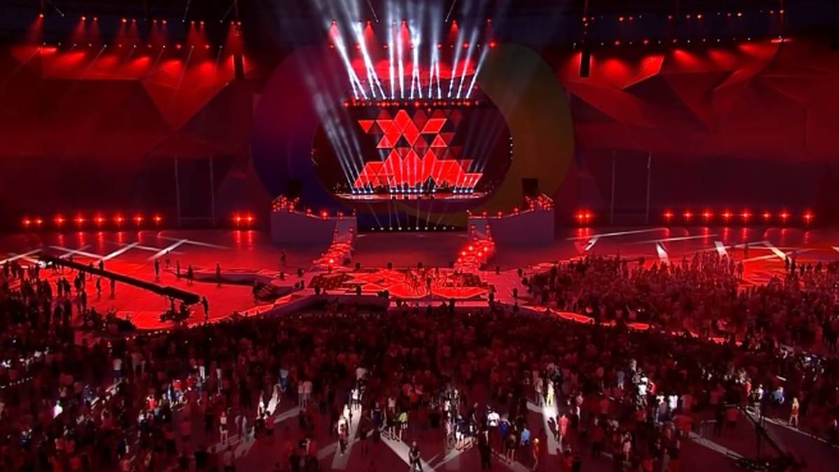 Beendet wird die Eröffnungsfeier mit einigen musikalischen Darbietungen. Unter anderem tritt der "polnische Justin Bieber" Dawid Kwiatkowski auf. Anschließend ist die Party auch schon zu Ende. Am Freitag beginnen dann um neun Uhr die offiziellen Wettkämpfe 