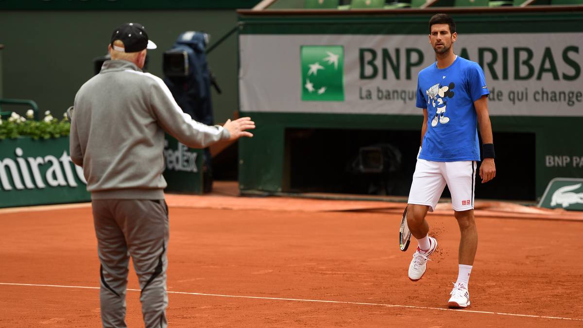 Zwei Legenden unter sich. Novak Djokovic hört aufmerksam zu, während ihm sein Trainer Boris Becker etwas zu erklären versucht. Am Sonntag will der "Djoker" endlich seinen Karriere-Grand-Slam gewinnen 