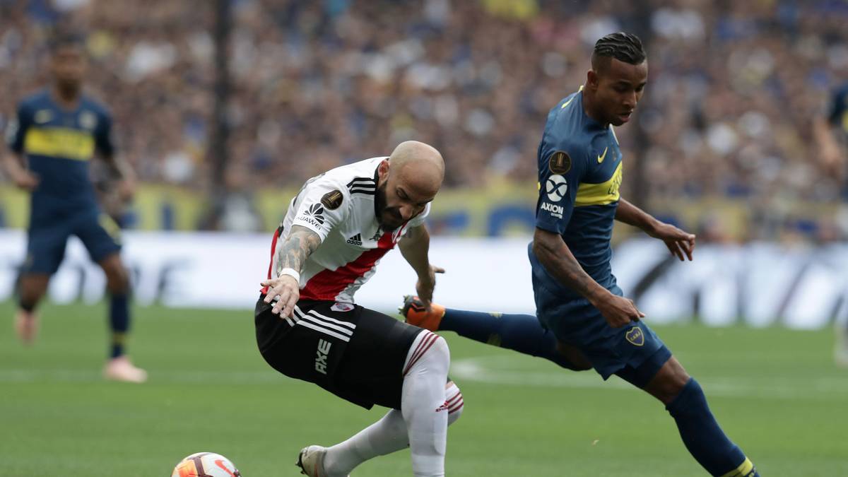 Auf dem Rasen geht es sofort zur Sache. Mit dabei auch ein alter Bekannter aus der Bundesliga: Javier Pinola (l.). Der mittlerweile 35-Jährige hofft mit River Plate auf den größten Erfolg der Vereinsgeschichte. Zunächst gilt es aber in der Bombonera zu bestehen, das Rückspiel steigt am 24. November