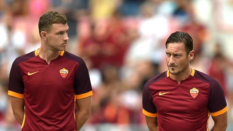Der AS Rom versteigert Trikots von Edin Dzeko (l.) und Francesco Totti