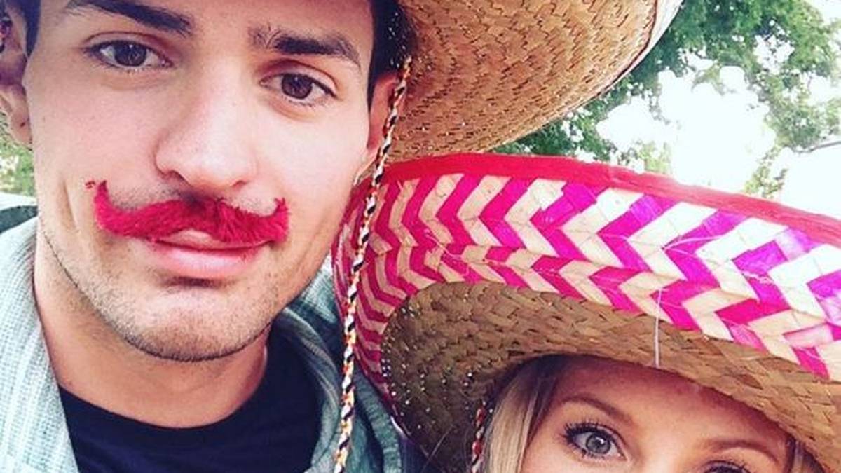 Hola Muchachos! Oder so ähnlich. Carey und Angela Price kennen und lieben sich bereits seit über zehn Jahren. Damals ist Carey noch ein kleines Licht am Eishockey-Himmel. Heute zählt der Goalie der Montreal Canadiens zu den besten seines Fachs - für viele ist er sogar der beste Torhüter der Welt