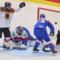 Deutschland gewinnt das erste Spiel bei der Eishockey-WM in Tschechien. Beim Auftaktsieg zählte das deutsche 1:0, der vermeintliche Anschlusstreffer der Slowaken nicht.