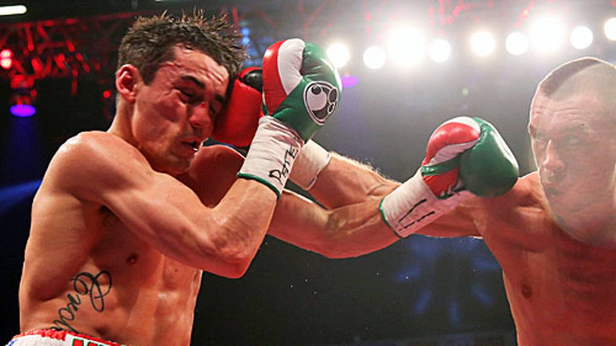 Crolla wird ins Royal Oldham Hospital gebracht, sein Zustand ist stabil. Er erleidet eine tiefe Wunde, es wird befürchtet, dass er einen Schädelbruch davongetragen haben könnte. Ein Knöchelbruch wurde bereits diagnostiziert