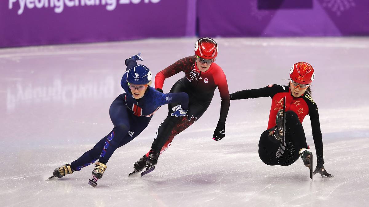 Au! Chunyu Qu aus China trifft mit ihrem Hinterteil auf das Eis