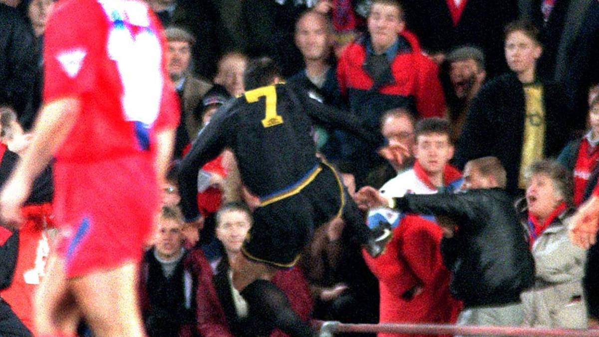 Auch und vor allem mit dieser Szene ging Cantona in die Geschichte ein. Bei einem Spiel gegen Crystal Palace 1995 fühlte er sich von einem Fan provoziert und sprang in bester Kung-Fu-Manier über die Bande. Der heutige Schauspieler wurde für acht Monate gesperrt und entkam nur knapp einer Gefängnisstrafe