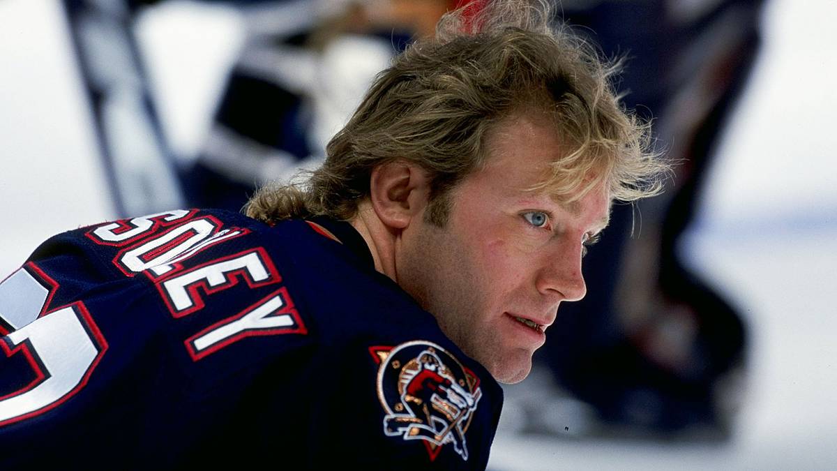 Auf dem Eis der NHL geht es naturgemäß hart zu. Deutlich zu weit geht jedoch Wayne Gretzkys einstiger Bodyguard Marty McSorley. Im Jahr 2000 schlägt er den ebenfalls nicht gerade zart besaiteten Donald Brashear mit seinem Schläger gegen den Kopf. Brashear knallt bewusstlos mit dem Kopf aufs Eis und erleidet eine schwere Gehirnerschütterung. Für den Rest der Saison (23 Spiele) sperrt ihn die NHL, außerdem wird er für schwere Körperverletzung in Kanada zu 18 Monaten auf Bewährung verurteilt