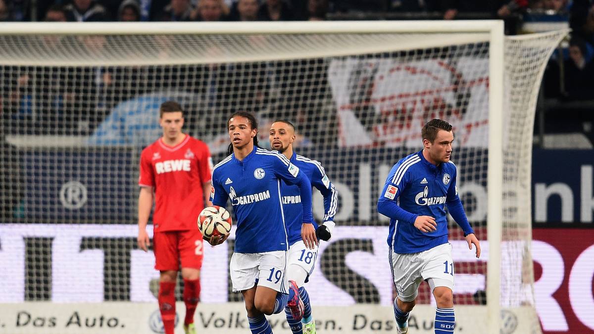 Am 28. März 2014 gehört Sane erstmals zum Kader des Schalker Profiteams. Sein Bundesliga-Debüt feiert er am 20. April 2014 gegen den VfB Stuttgart, sein erstes Tor folgt am 13. Dezember 2014 gegen Köln (Bild)