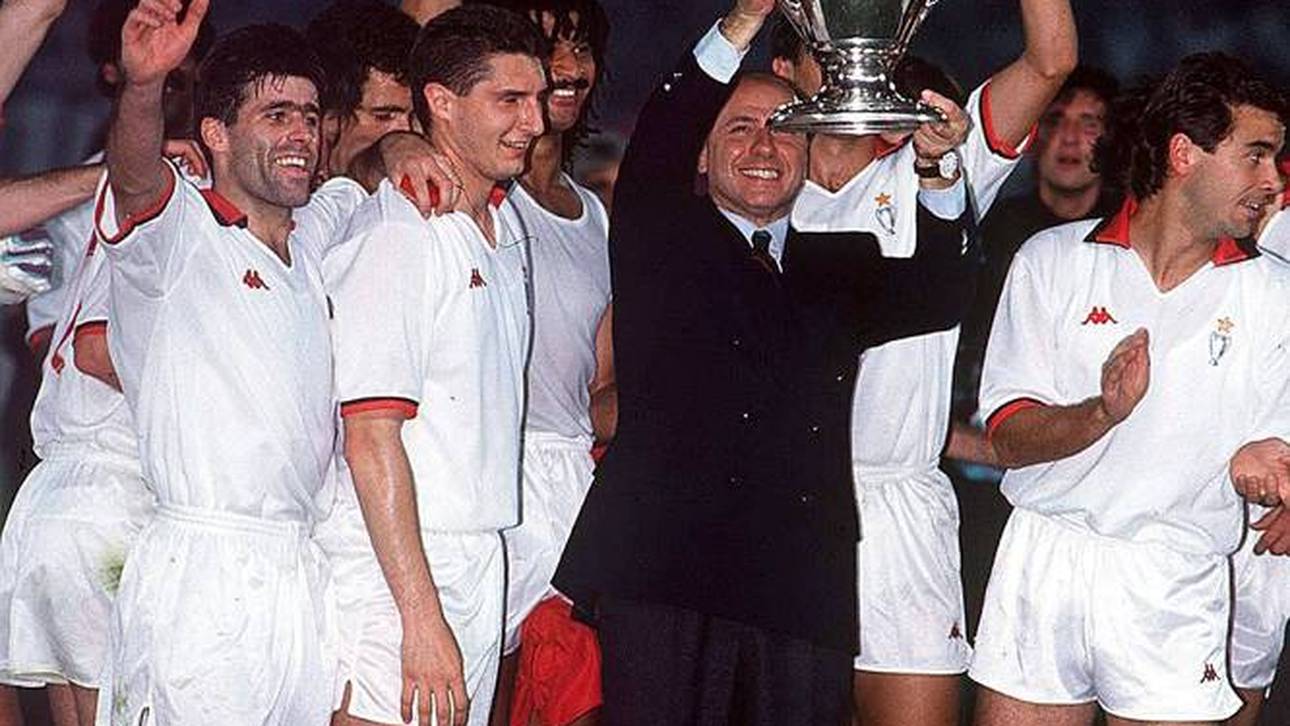 Präsident Silvio Berlusconi bejubelt den Gewinn des Landesmeisterpokals 1989