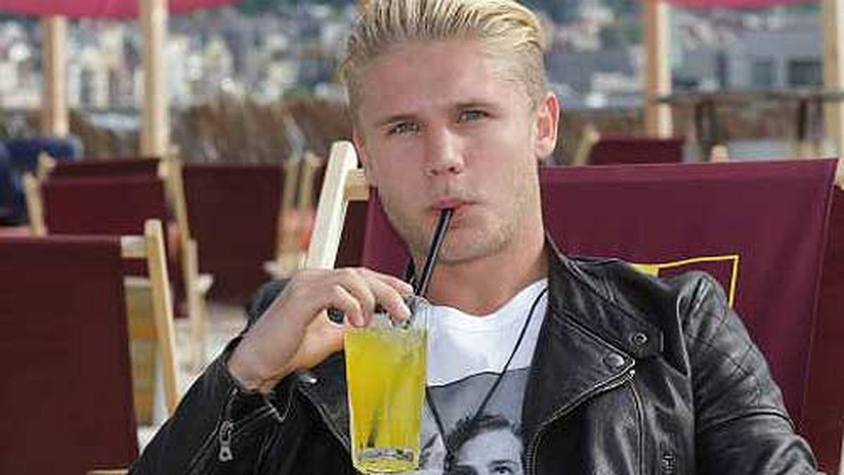 Alexander Merkel wird 2014 vor seiner Londoner Wohnung von einer Moped-Gang überfallen. Erst versuchten die Männer, die Haustür aufzudrücken, indem sie dagegen fuhren, teilte die Londoner Polizei mit. Als der damalige Mittelfeldspieler des FC Watford herauskommt, um nach dem Rechten zu sehen, habe einer der Männer versucht, ihm die Uhr vom Arm zu ziehen