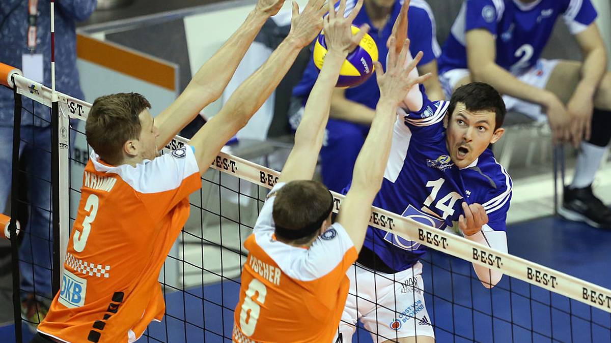 SAISON 2014/2015: Das nächste Drama lässt nicht lange auf sich warten. Nach einem 2:1 in der Serie verpassen die Berliner den ersten Matchball, der VfB kann ausgleichen. Auch im entscheidenden fünften Spiel sind beide Teams lange Zeit auf Augenhöhe, doch letztendlich holen sich die Schwaben ihren 13. und bis heute letzten Meistertitel