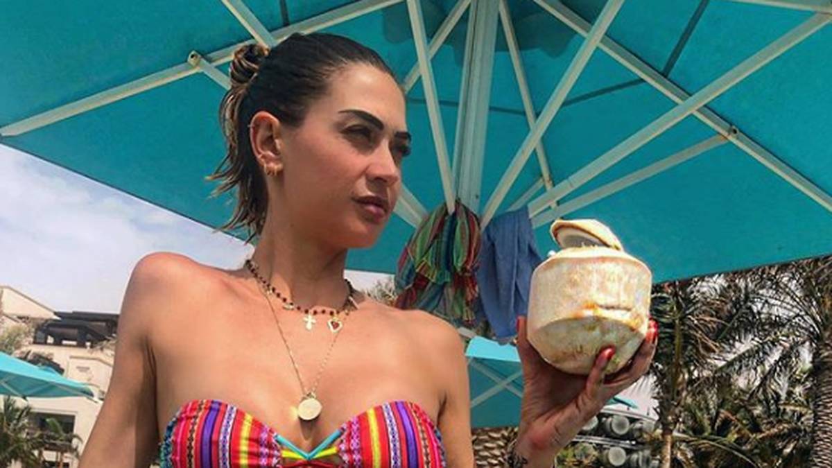 Melissa Satta, Ex von Kevin-Prince Boateng, zeigt sich am Strand von Dubai top in shape im Bikini und genießt eine Kokosnuss bei der Hitze