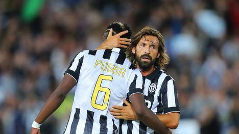 Paul Pogba und Andrea Pirlo von Juventus Turin umarmen sich
