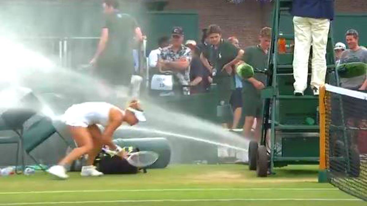 Überraschungen gibt es in Wimbledon nicht nur auf dem Feld, sondern auch abseits. Laura Siegemund, die im Mixed-Doppel mit Artem Sitak antritt, wurde während einer Spielunterbrechung vom plötzlich losschießenden Rasensprenger geduscht