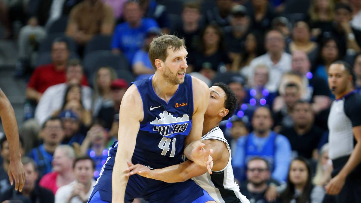 SPIELE: In der ewigen Bestenliste für die meisten NBA-Spiele liegt Nowitzki auf Rang drei. Mit seinem letzten Spiel gegen die San Antonio Spurs ist er genau 1522 Mal (mit Playoffs 1667 Mal) im Trikot der Mavericks aufgelaufen. Hinter Karl Malone hat er auch die meisten Einsätze in der Starting Five aufzuweisen