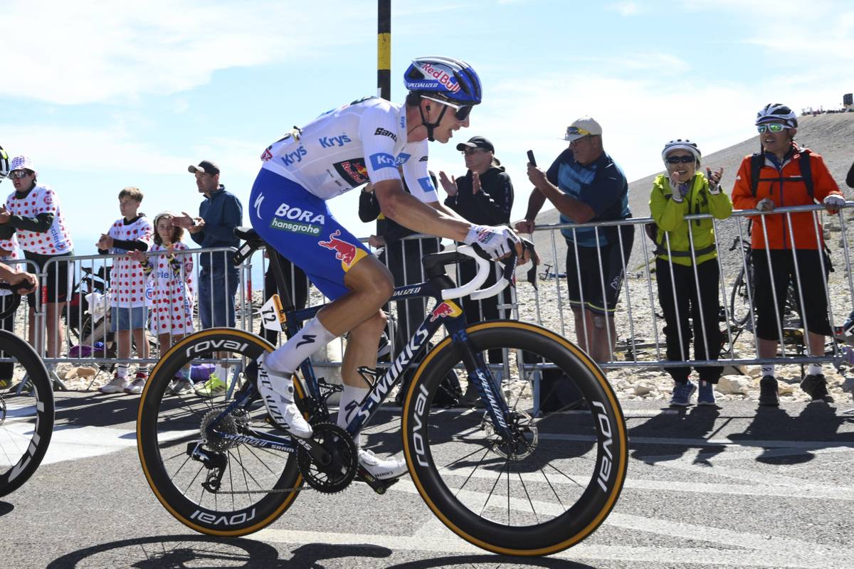 Valentin Paret-Peintre siegt am legendären Mont Ventoux. Der Franzose setzt sich in einem packenden Schlussspurt durch. Florian Lipowitz zeigte erneut ein starkes Rennen.