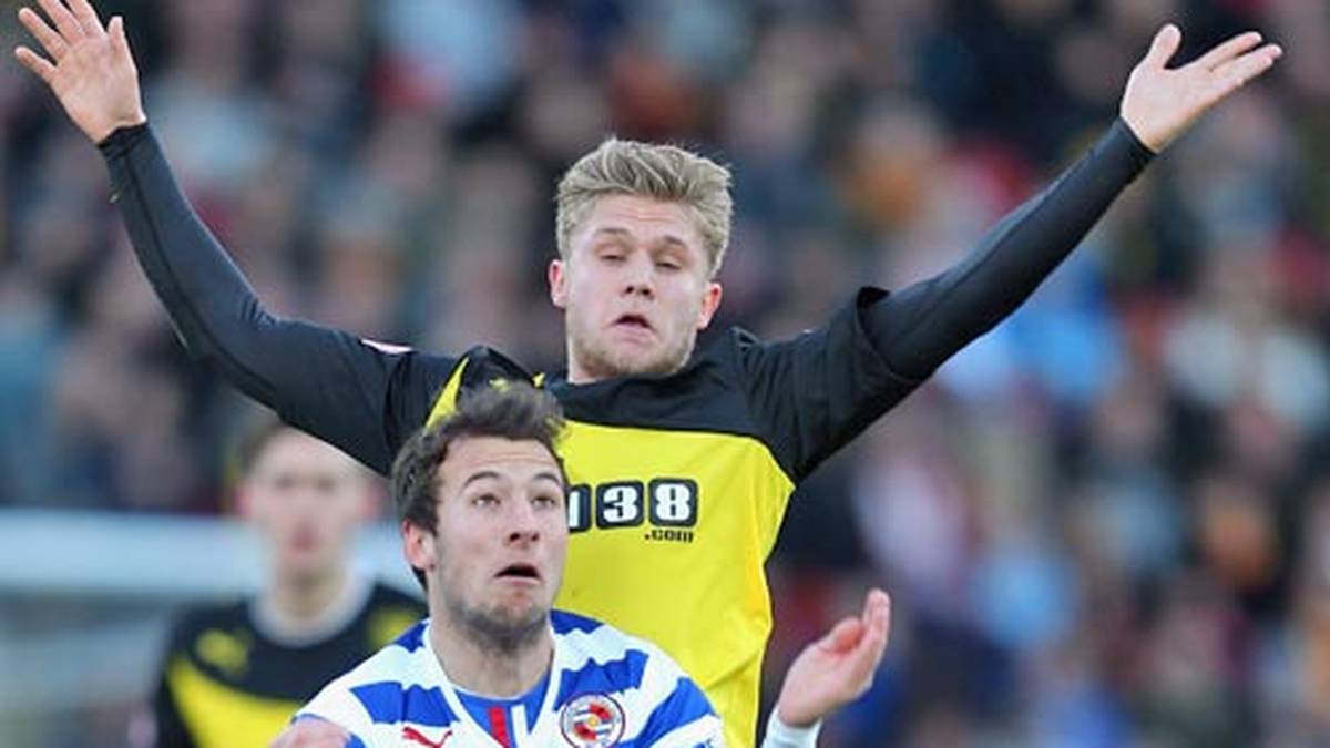 Während des Gerangels dringt ein Mann ins Haus ein und stiehlt eine Tasche. Die beiden Diebe flüchten auf Mopeds, die von zwei Komplizen gefahren werden