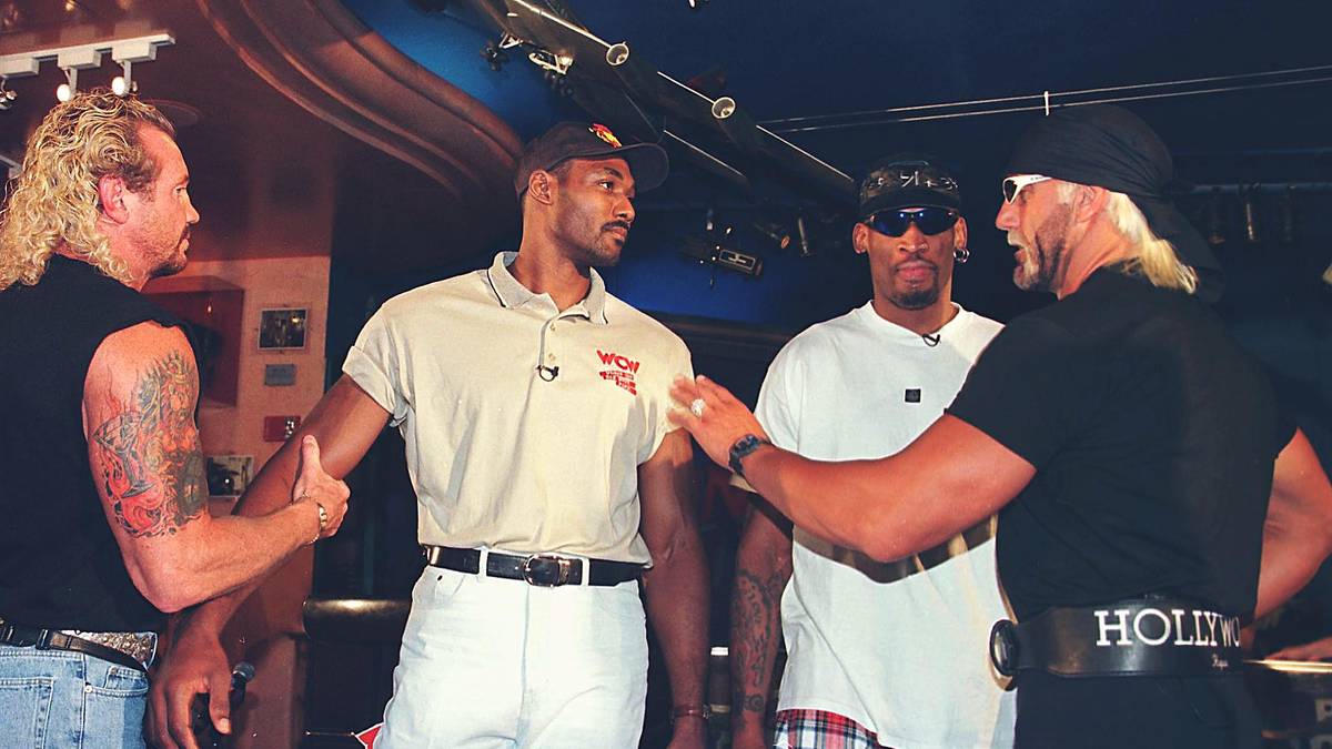 Wie einst die WWF schob Hogan den Erfolg von WCW in Kooperation mit Stargästen an, 1998 trat er gemeinsam mit Rodman gegen Diamond Dallas Page (l.) und einen weiteren NBA-Topstar an: den "Mailman" Karl Malone