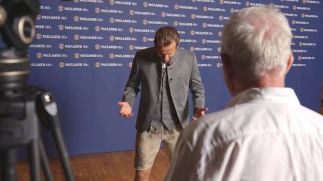 Bayern-Neuzugang Harry Kane zeigt sich traditionell in Lederhosen - und verrät, was ihm bisher am besten an München gefällt. 