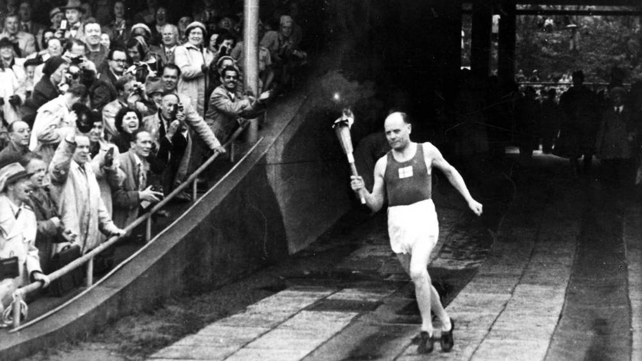 Paavo Nurmi entzündete 1952 das olympische Feuer in Helsinki