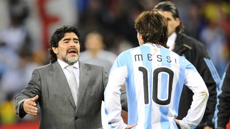 Diego Maradona (l.) trainiert derzeit einen mexikanischen Klub