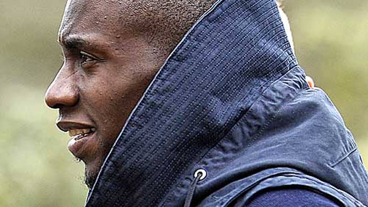 Schock für Blaise Matuidi: Als der französische Nationalspieler nach dem Champions-League-Sieg von PSG gegen den FC Chelsea nach Hause kommt, erlebt er eine böse Überraschung: In seinem Haus in Saint-Nom-la-Breteche im Westen von Paris wurde während des Spiels eingebrochen. Die Einbrecher lassen seinen Geländewagen sowie einige persönliche Gegenstände mitgehen