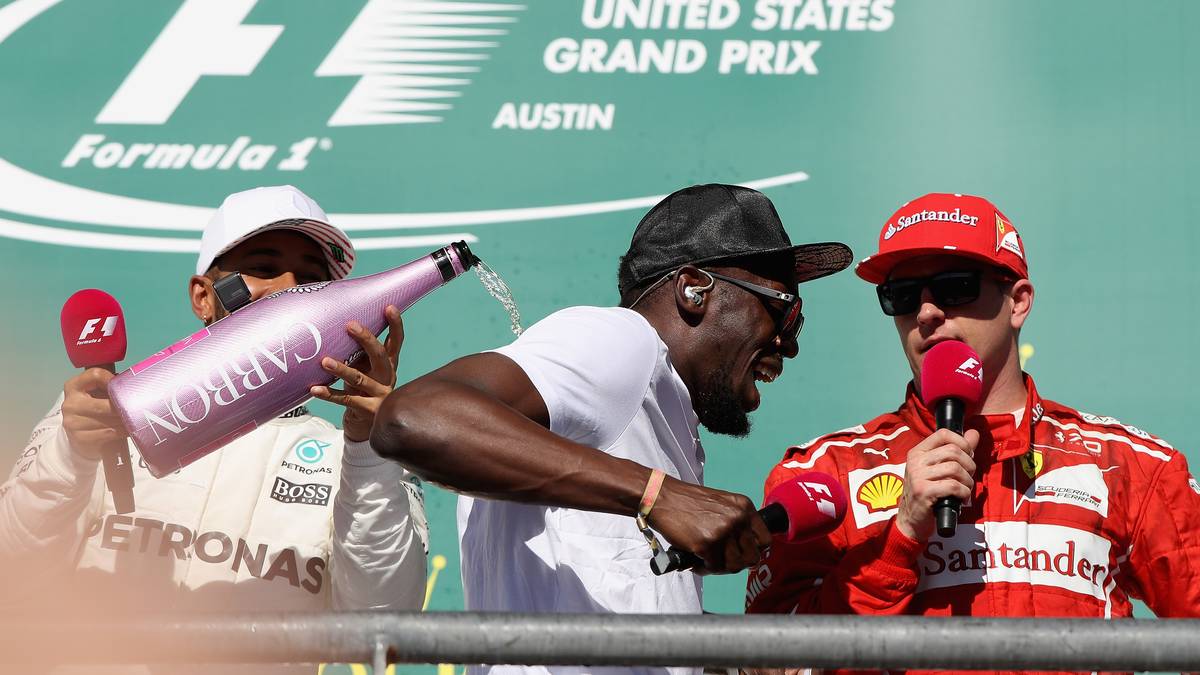 Die traditionellen Interviews nach der Siegerehrung führt dieses Mal Usain Bolt. Als Dank gibt es von Kumpel Hamilton eine Sektdusche