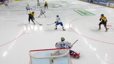 Nach anfänglichen Schwierigkeiten gegen Italien kommt die deutsche Eishockey Nationalmannschaft immer besser in Fahrt. Der Treffer zum 8:2 ist das Highlight der Partie.