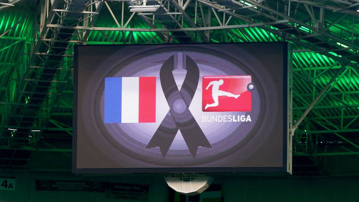 Am Stade de France sterben nach einem Selbstmordattentat drei Menschen. Auf der Anzeigentafel wird ein Trauerflor eingeblendet