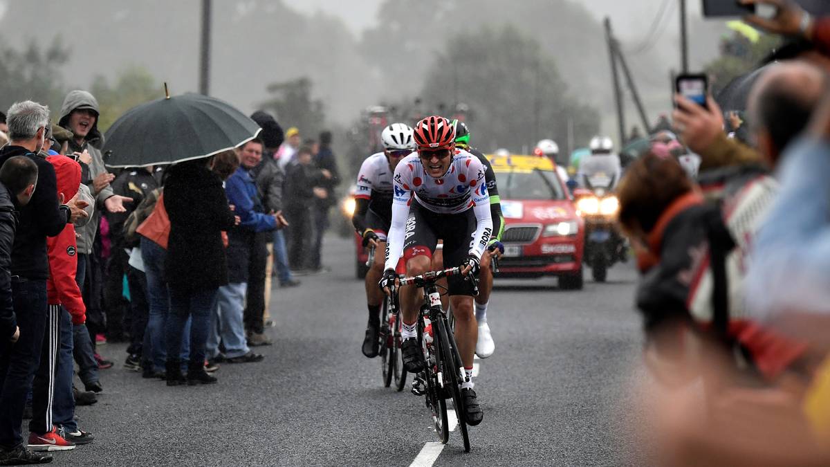 Zurück zum Sportlichen: Bereits früh bildet sich eine Ausreißergruppe um den Deutschen Paul Voss im Bergtrikot. Das Wetter ist zu Beginn eher bescheiden
