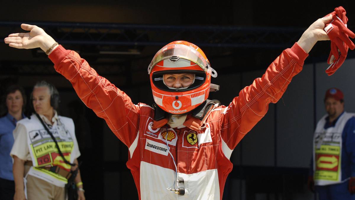 POLE-POSITIONS - SCHUMACHER: Es war ein großer Moment, als Schumacher sein Idol Ayrton Senna übertraf. Denn lange Zeit schien dessen Fabelrekord (65 Poles) unerreichbar. Vor Schumacher lagen Jim Clark und Alain Prost mit 33 Pole auf Rang 2. Am Ende hatte Schumacher mit 68 Poles drei mehr als der verstorbene Brasilianer