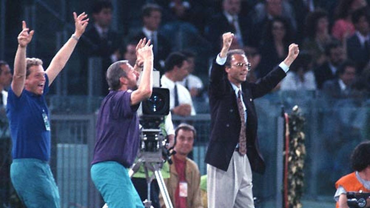 Am 8. Juli reißt Beckenbauer mit dem Schlusspfiff in Rom die Arme hoch - der dritte WM-Titel für Deutschland. Und der Kaiser schafft das seltene Kunststück, als Spieler und Trainer Weltmeister zu werden