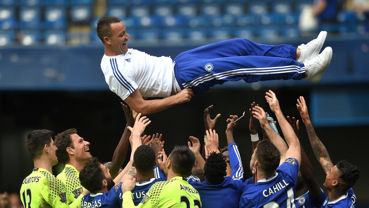 Seine Chelsea-Teamkollegen warfen Terry in die Luft
