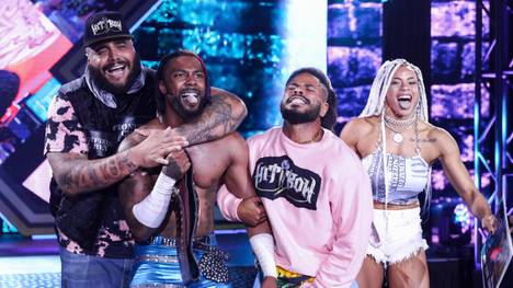 Isiah Scott (2.v.l.) feiert seinen WWE-Titelgewinn mit Top Dolla, Ashanti Adonis & A-Fab (v.l.)