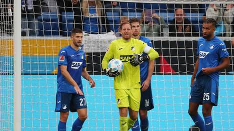 Oliver Baumann hält einen Strafstoß gegen Bochum