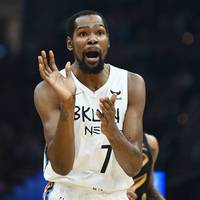 Kevin Durant verlässt die Brooklyn Nets am letzten Tag des Wechselfensters in der NBA. In einem irren Trade geht der Superstar zu einem neuen Superteam.