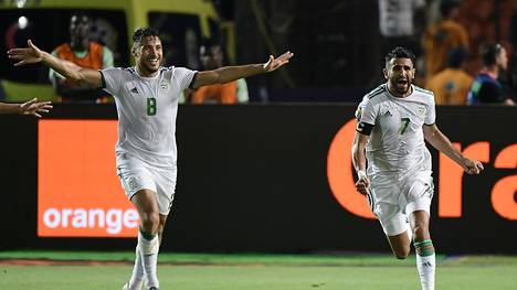 Riyad Mahrez (r.) schoss Algerien ins Finale des Afrika-Cups