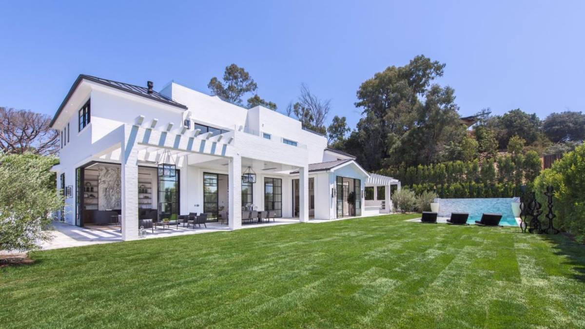 Herrlich! Bereits von außen macht die Villa vor den Toren von Los Angeles einen äußerst edlen und erhabenen Eindruck. Säulen stützen den oberen Teil des Gebäudes, eine weitläufige Rasenfläche führt zum Pool