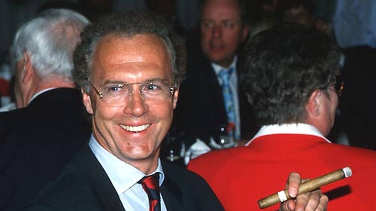 Siegeszigarre 1994: Der eigentliche Vizepräsident der Bayern holt als Interimstrainer nach der Entlassung von Erich Ribbeck die Schale nach München