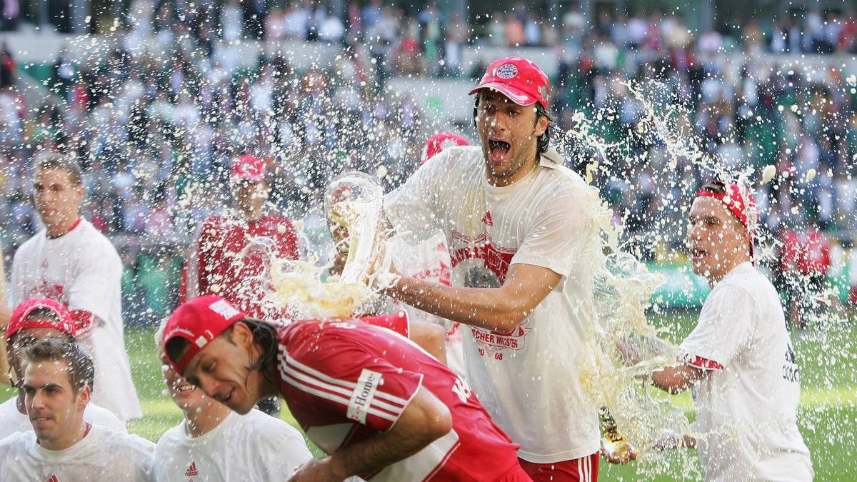 Dass das mit einem schnöden 0:0 passiert, schmälert die Freude der Münchner um die Weißbierschleuderer Luca Toni (M.) und Martin Demichelis (v.) nicht im Geringsten